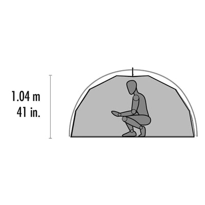 Silhouette einer Person, die in einem MSR® Elixir™ 3 Backpacking-Zelt mit einer Höhe von 1,04 Metern oder 41 Zoll hockt, das für optimale Belüftung ausgelegt ist.