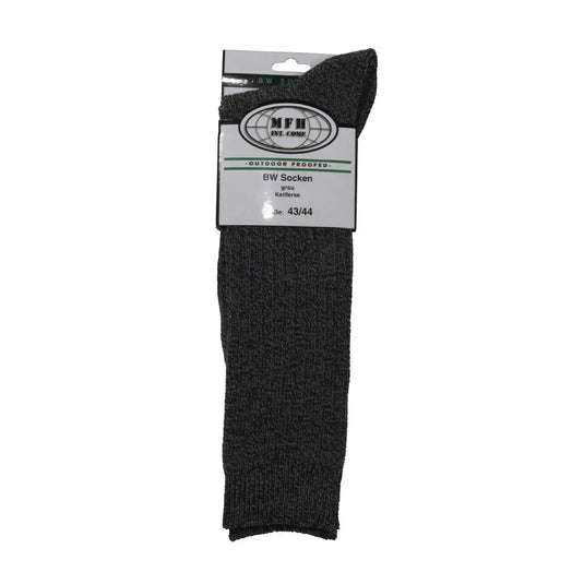 Ein Paar gefaltete dunkelgraue MFH® BW Socken mit Keilferse auf einem Produktetikett.