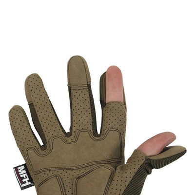 Eine Hand mit MFH® Tactical Handschuhen, „Action“-Handschuhen mit verstärkten Fingerspitzen, perfekt für Outdoor-Abenteuer, vor weißem Hintergrund.