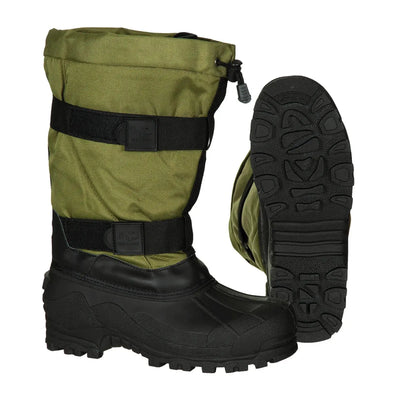 Ein Paar grün-schwarz isolierte FoX® Outdoors „Fox 40 C“ Kälteschutzstiefel mit verstellbaren Trägern und Gummisohle.