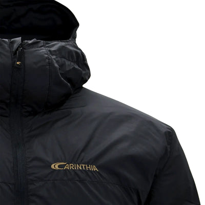 Nahaufnahme einer schwarzen Carinthia® G-LOFT® TLG-Jacke mit Kapuze und fortschrittlicher Wärmeisolierung.