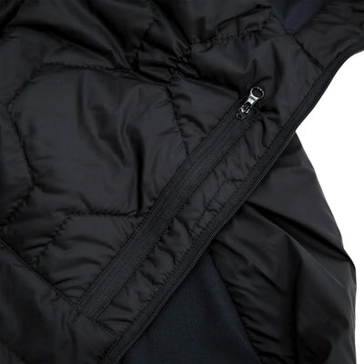 Nahaufnahme einer schwarzen Carinthia® G-LOFT® TLG Jacke mit Reißverschlussdetail.