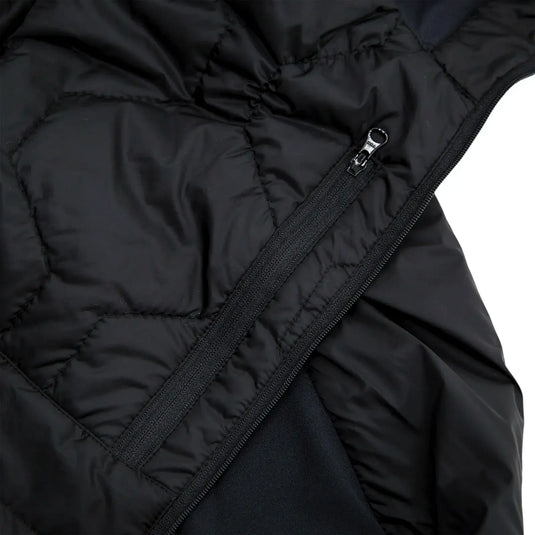 Nahaufnahme einer schwarzen Carinthia® G-LOFT® TLG Jacke mit Reißverschlussdetail.