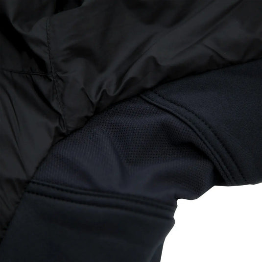 Nahaufnahme der schwarzen Carinthia® G-LOFT® TLG Jacke mit Hervorhebung der Textur und Naht.