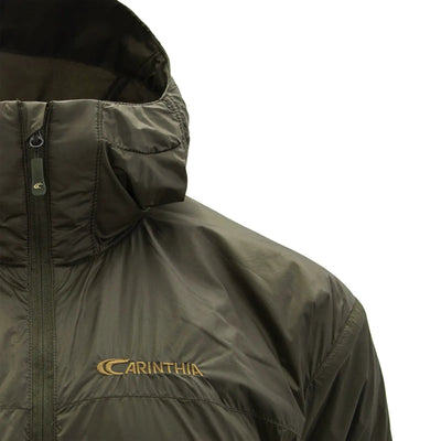 Olivgrüne Carinthia® G-LOFT® TLG Jacke mit gesticktem Markenlogo auf der Brust und hochgeschlossener Kapuze.