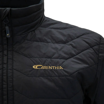 Nahaufnahme einer schwarzen Carinthia® G-LOFT® Ultra Jacket 2.0 mit gesteppten G-LOFT-Nähten und hohem Kragen.