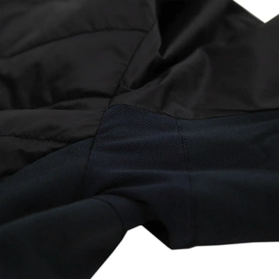 Nahaufnahme des schwarzen Stoffes der Carinthia® G-LOFT® Ultra Jacket 2.0 mit gesteppten und glatten Texturen.