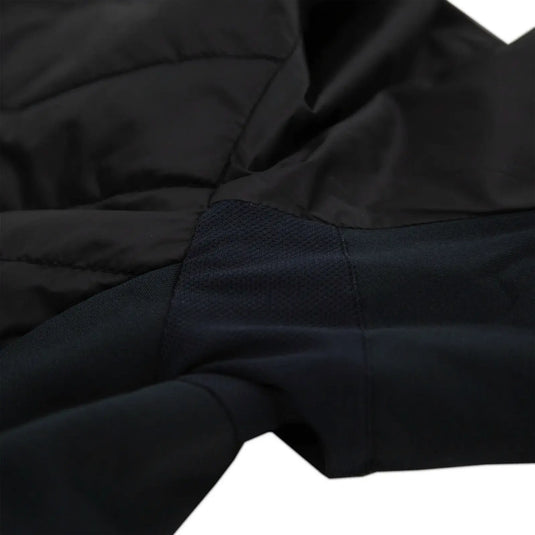 Nahaufnahme des schwarzen Stoffes der Carinthia® G-LOFT® Ultra Jacket 2.0 mit gesteppten und glatten Texturen.