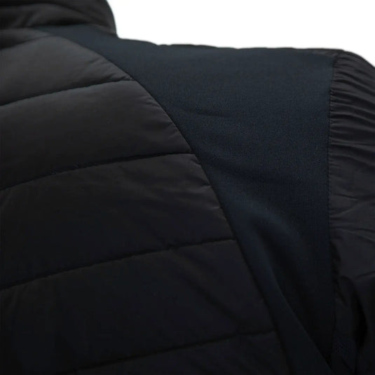 Nahaufnahme einer schwarzen Carinthia® G-LOFT® Ultra Jacket 2.0 mit Stretcheinsatz.