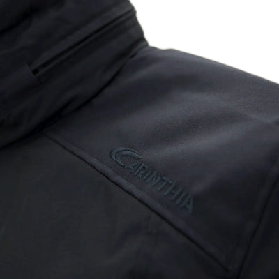 Nahaufnahme eines schwarzen Stoffes mit geprägtem „Carinthia®“-Logo, das die Carinthia® HIG 4.0 Jacke zeigt.