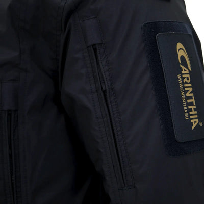 Nahaufnahme einer schwarzen Carinthia® HIG 4.0 Jacke mit Carinthia®-Aufnäher und Reißverschlussdetail.