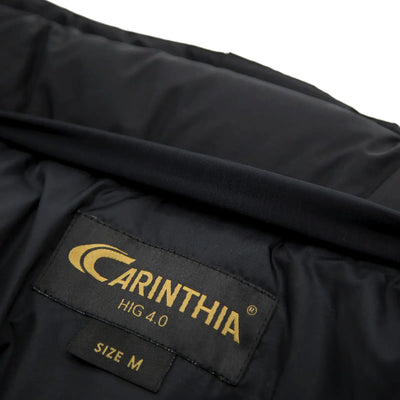 Nahaufnahme eines schwarzen Carinthia® HIG 4.0 Jacke-Etiketts mit der Angabe der Größe M.