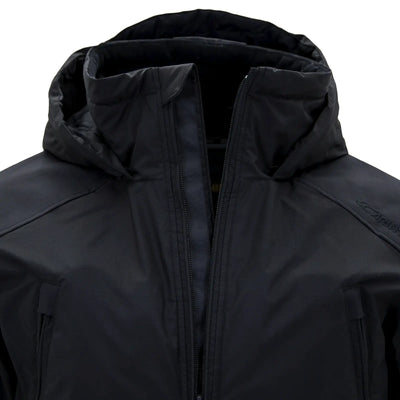 Schwarze Carinthia®-Kapuzenjacke mit Frontreißverschluss und Schutz.