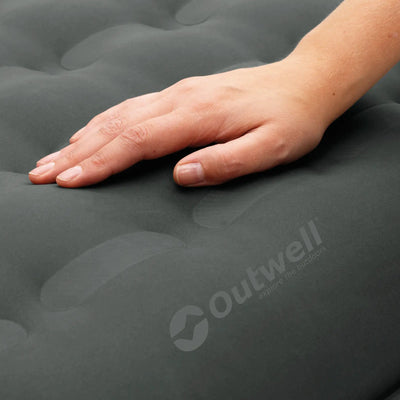 Die Hand einer Person auf einem Outwell® Airbed Flow.