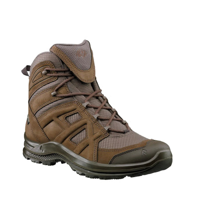 Brauner HAIX® BLACK EAGLE® ATHLETIC 2.0 N GTX Wanderschuh isoliert auf weißem Hintergrund.