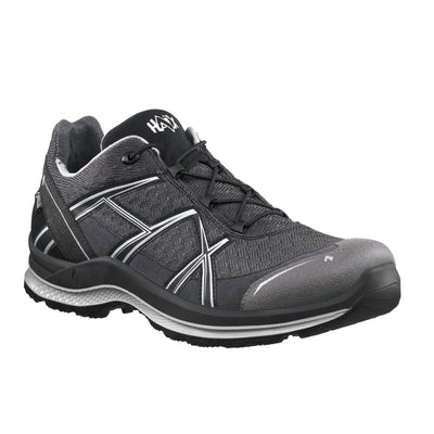 Ein einzelner HAIX® BLACK EAGLE® ADVENTURE 2.2 GTX LOW Sportschuh in Schwarz und Grau mit weißen Akzenten und Schnürsenkeln.