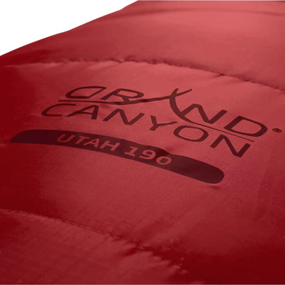 Roter Outdoor-Schlafsack Grand Canyon® Utah 190 mit „Grand Canyon® Utah 190“-Branding.