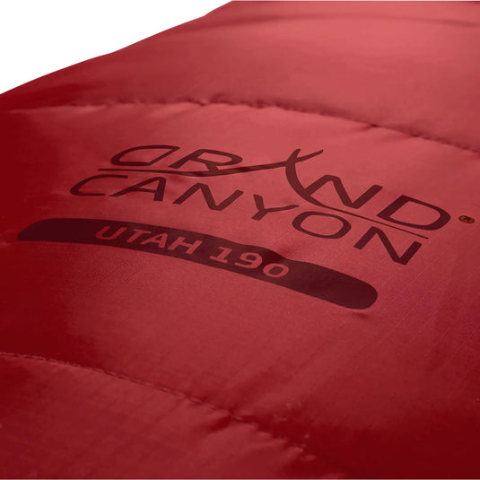 Roter Outdoor-Schlafsack Grand Canyon® Utah 190 mit „Grand Canyon® Utah 190“-Branding.