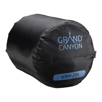 Kompakter schwarzer Grand Canyon® Utah 205 - Schlafsack mit Grand Canyon®-Label im Packsack.