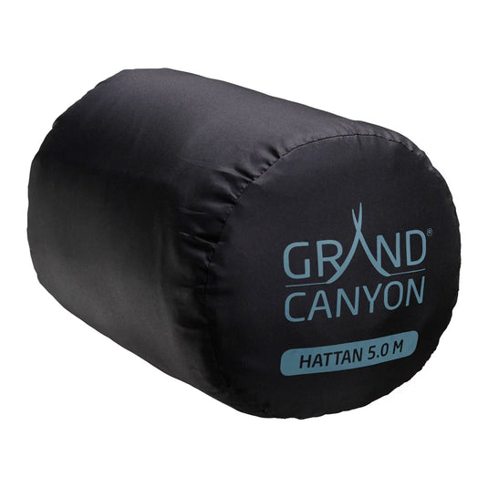 Schwarze Camping-Schlafmatte, zusammengerollt und in der Tragetasche verstaut, mit sichtbarem Grand Canyon® Hattan 5.0-Markenlogo an der Seite.