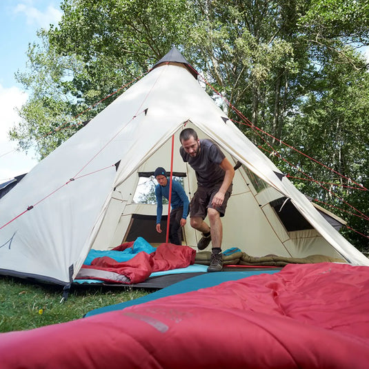 Zwei Personen auf einem Grand Canyon®-Campingplatz, eine davon steigt aus einem Zelt.