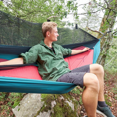 Mann entspannt sich in einer Grand Canyon® Hattan 5.0-Hängematte im Wald.