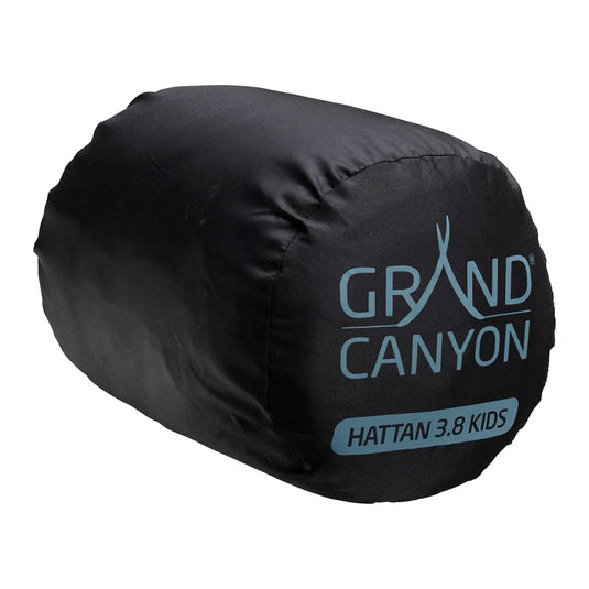 Ein schwarzer, selbstaufblasender Schlafsack mit dem Grand Canyon® Hattan 3.8-Logo, komprimiert in einem Packsack.