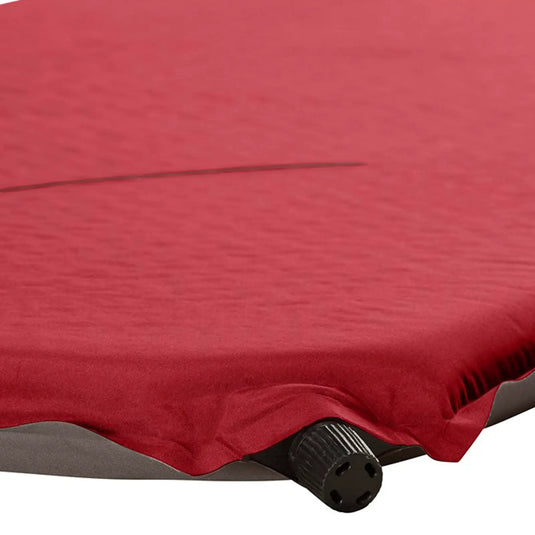 Red Grand Canyon® Hattan 3.8 Tischdecke auf einem Tisch mit einer schwarzen, matten Kunststoffklemme, die das Tuch an der Tischkante befestigt.