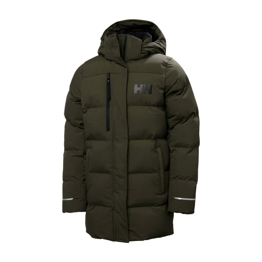 Olivgrüne, isolierte Helly Hansen® Adore Puffy Parka-Jacke mit Kapuze und Logo auf der Brust für Kinder.