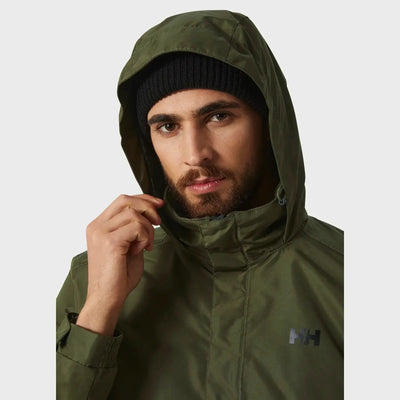 Mann trägt eine grüne, wasserdichte Helly Hansen® Men's Dubliner Insulated Jacke und eine schwarze Mütze.