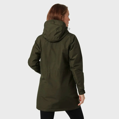 Frau trägt einen Frida-Winterparka für Damen von Helly Hansen®, Blick von hinten.