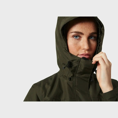 Frau trägt einen Frida-Winterparka für Damen von Helly Hansen und blickt in die Kamera.