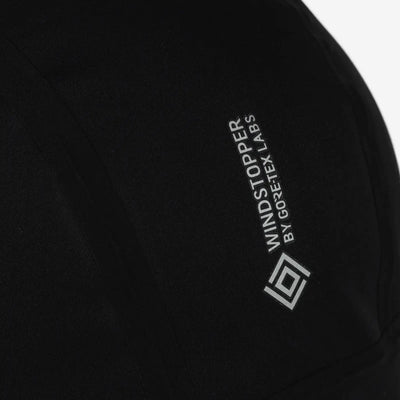 Nahaufnahme einer Buff® winddichten Mütze mit „Windstopper“ und Logo darauf und Gore-Tex® Windstopper®-Technologie.