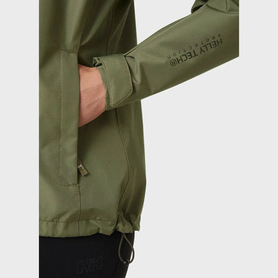 Nahaufnahme des Arms einer Person in einer grünen Helly Hansen® Women's Seven J Rain Jacket mit Textdetail auf dem Ärmel.