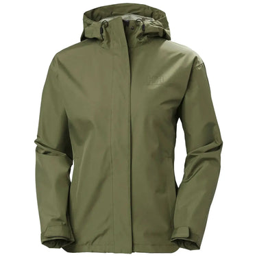 Olivgrüne wasserdichte Helly Hansen® Women's Seven J Regenjacke mit Kapuze und Logo auf der Brust.