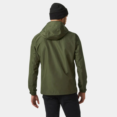 Mann, der eine grüne wasserdichte Dubliner-Herrenjacke von Helly Hansen® und eine schwarze Mütze trägt, von hinten.