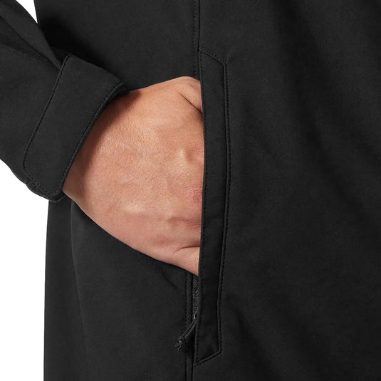 Person mit geballter Faust in der Tasche einer Paramount Softshelljacke für Herren von Helly Hansen®.