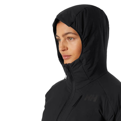 Frau trägt einen schwarzen Helly Hansen® Women's Odin Stretch Hood Insulator 2.0 mit Reißverschluss.