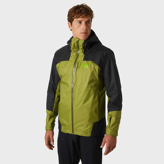 Mann trägt eine Helly Hansen® Men’s Verglas 2L Shell Jacket mit Kapuze.