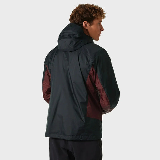 Mann trägt eine dunkle Helly Hansen® Men’s Verglas 2L Shell Jacket, von der Seite betrachtet.