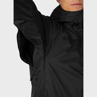 Nahaufnahme einer Person, die eine schwarze Verglas 2L Shell-Jacke für Herren von Helly Hansen® mit hohem Kragen trägt, mit Fokus auf den Schulter- und Kragenbereich.