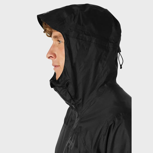 Seitenprofil einer Person, die eine Helly Hansen® Men’s Verglas 2L Shell Jacket trägt.