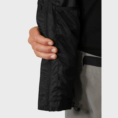 Nahaufnahme der Hand einer Person, die das strukturierte Material des Ärmels einer Helly Hansen® Men's Verglas 2L Shell Jacket berührt.