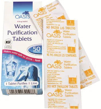 Eine Packung mit Wasserreinigungstabletten von Oasis zur Aufbereitung von Trinkwasser.