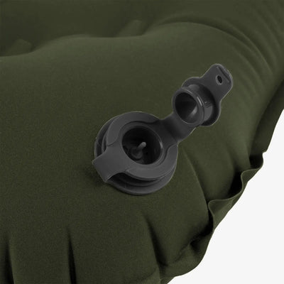 Nahaufnahme eines schwarzen Kunststoffknebels auf grünem Stoff eines HIGHLANDER® NAP-PAK Camping Air Pillow/Luftkissen.