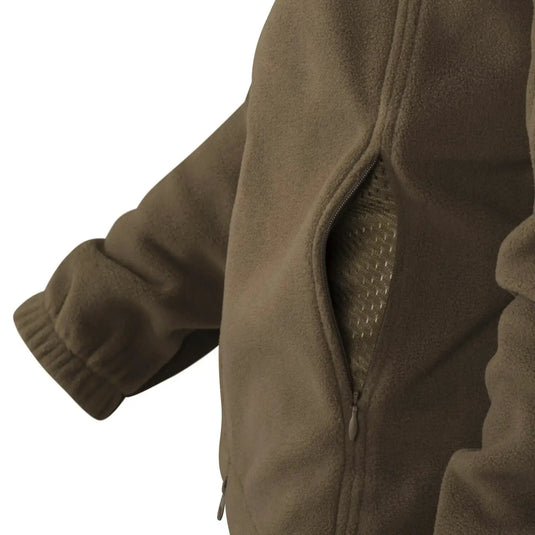 Nahaufnahme einer Person, die eine braune Helikon-Tex Womens Cumulus Jacket – Heavy Fleece mit Reißverschluss trägt.