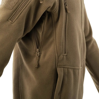 Nahaufnahme einer grünen Helikon-Tex® Patriot Jacket Mk 2 aus Hybrid-Fleece-Material, mit Reißverschlusstaschen und Teilansicht eines Reißverschlusses.