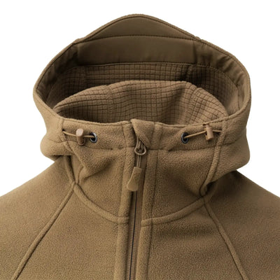 Nahaufnahme einer beigen Helikon-Tex® Patriot-Jacke Mk 2 aus Hybrid-Fleece-Material mit hohem Kragen und Reißverschluss vorne.