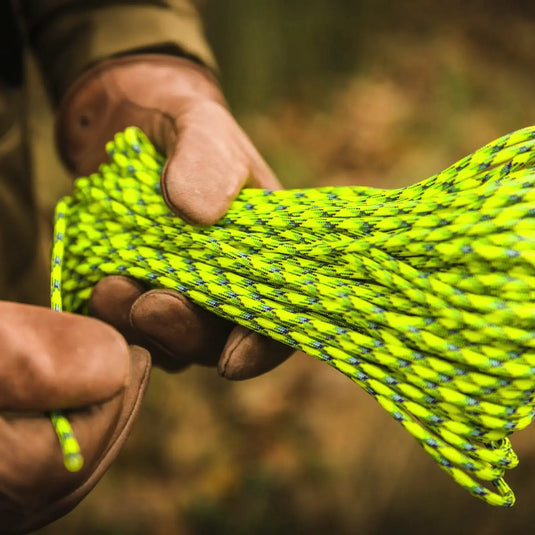 Eine Nahaufnahme von Händen, die ein aufgerolltes Atwood Rope MFG™ Paracord 550 (30 Meter) halten.