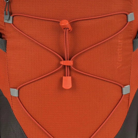 Nahaufnahme eines orangefarbenen HIGHLANDER® „VENTURE“-Rucksacks mit Bungee-Cord und Knebelverschluss.